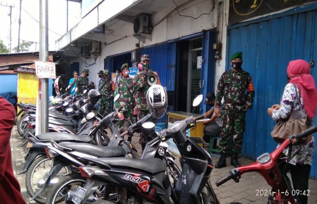 Foto: petugas saat memberikan himbauan kepada masyarakat