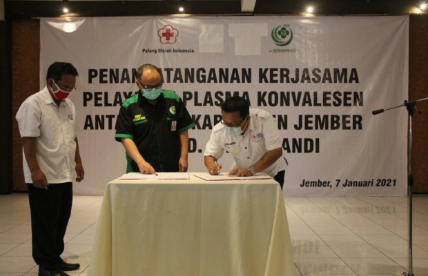 Foto: Ketua PMI Zainal Abidin. Tandatangani  kontrak kerjasama penyediaan Terapi Plasma Konvalesen dengan RSUD dr. Soebandi