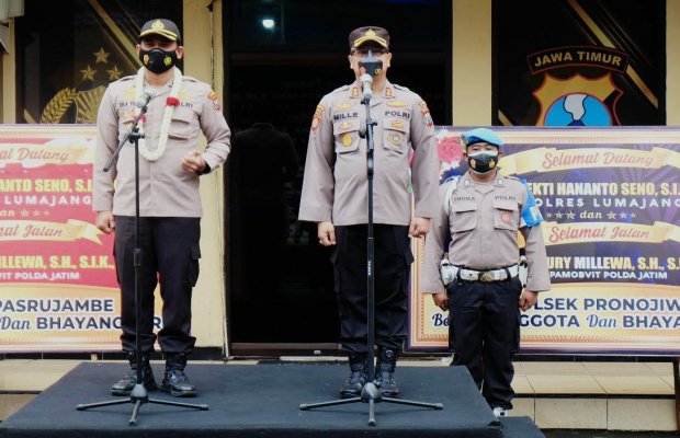 Foto: Kapolres Lumajang AKBP Eka Yekti Hananto Seno S.I.K M.Si (berkalung bunga)