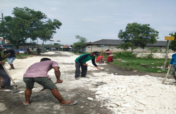 Foto : Perbaikan Jalan oleh warga