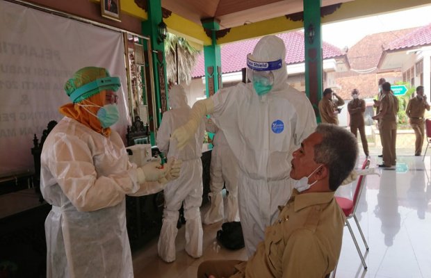 Foto : pelaksaan swab