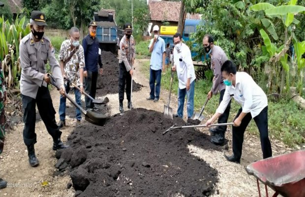 Foto: Pembuatan jalan baru oleh SMSI