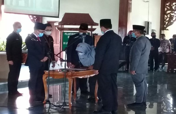 Foto: Bupati Pamekasan Saat Melantik dan Pengambilan Sumpah Jabatan