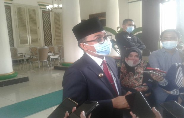 Foto: Bupati Pamekasan, H. Baddrut Tamam Saat Ditemui Sejumlah Media