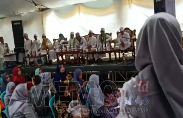 Foto : Tampak masyarakat yang hadir di hajatan manten tidak mematuhi Prokes