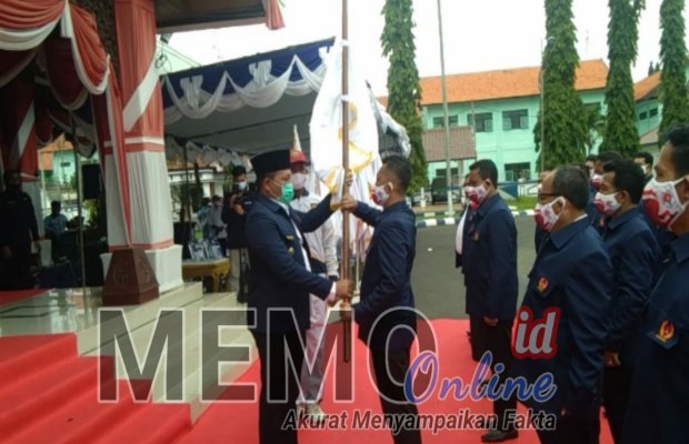 Foto : Bupati Sampang H. Slamet Junaidi, saat menyerahkan bendera KONI 