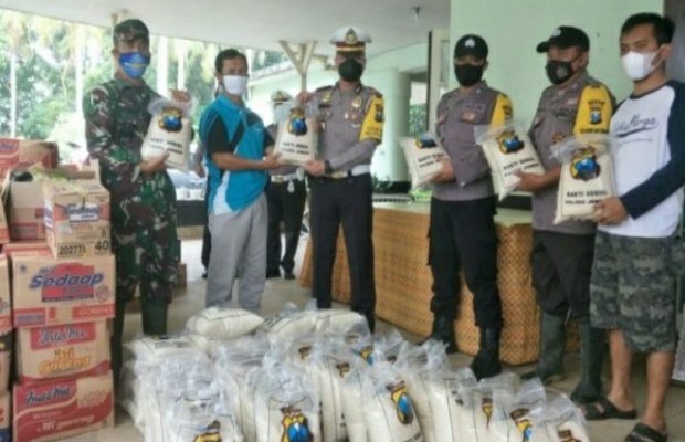 Foto: Wakapolres Jember Kompol Windy Safutra bersama Forkompinda saat meninjau lokasi banjir 