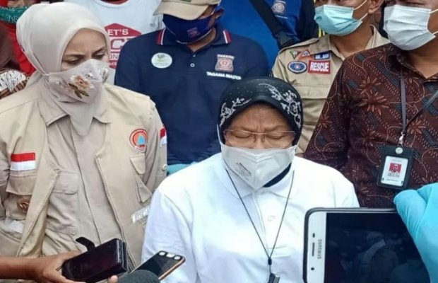 Foto: Kunjungan Mensos Risma  meninjau langsung  lokasi bencana banjir di jembatan