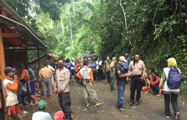 Foto:Polres Jember Lakukan Pengecekan Titik Penyebab Longsor  Kawasan TNMB