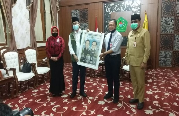 Foto:Bupati Pamekasan Menerima Cindera Mata Dari Pimpinan Bank Jatim Pamekasan, Firman Iswahyudi Mustopo