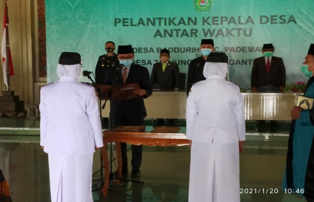 Foto: Dua Kades Antar Waktu Saat Dilantik Bupati Pamekasan