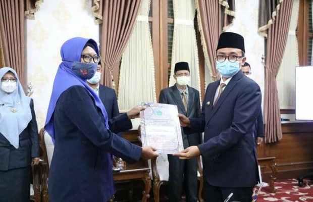 Foto: Bupati Pamekasan, H. Baddrut Tamam Saat Melantik 14 Pejabat.