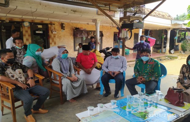 Foto : Khotijah (35) saat dijenguk oleh Komisi D DPRD Bangkalan
