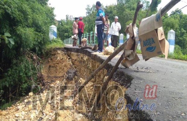Foto : Jembatan longsor sangat mengganggu Aktifitas dan keselamatan warga
