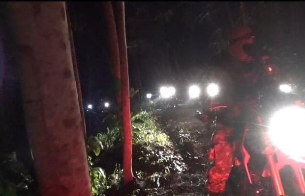 Foto: Patroli melintasi jalur sepi dan gelap di pelosok desa. Sekaligus merencanakan pemantauan berkala di jalur diduga jalan tikus pelaku kejahatan