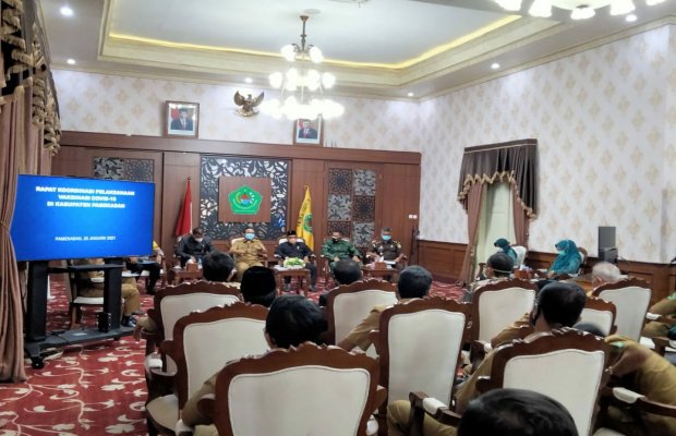 Foto: Rapat Pelaksanaan Vaksinasi Covid - 19 di Peringgitan Dalam Mandhapa Ronggosukowati Pamekasan