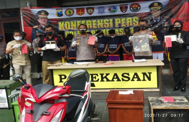 Foto:Kapolres Pamekasan, AKBP. Apip Ginanjar Saat Releasee 10 Tersangka Pencuri Kotak Amal Masjid