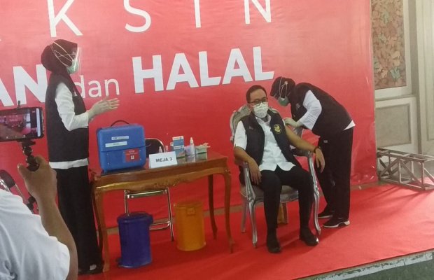 Foto:Bupati Pamekasan Saat Disuntik Vaksin Oleh Dokter