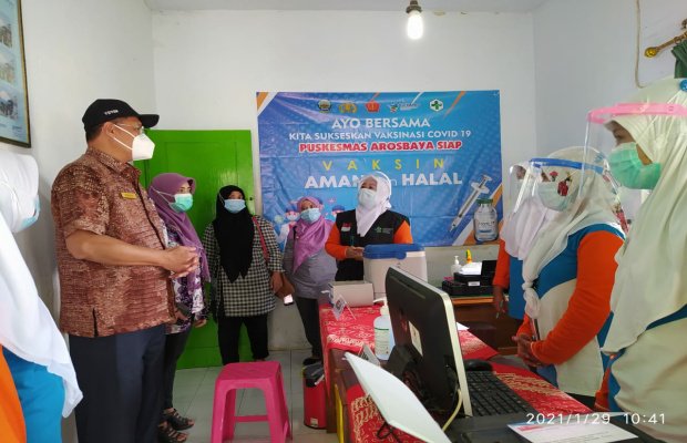 Foto : Kepala Dinas Kesehatan, Sudiyo saat meninjau vaksinasi di puskesmas. 