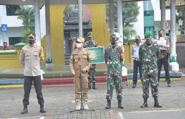 Foto: Dari kiri : Kapolres Lumajang - Bupati Lumajang - Dandim 0821 - Danyonif 527/By