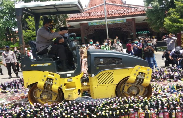  Foto:Ribuan Botol Miras Saat Dimusnahkan Oleh Kapolres Pamekasan