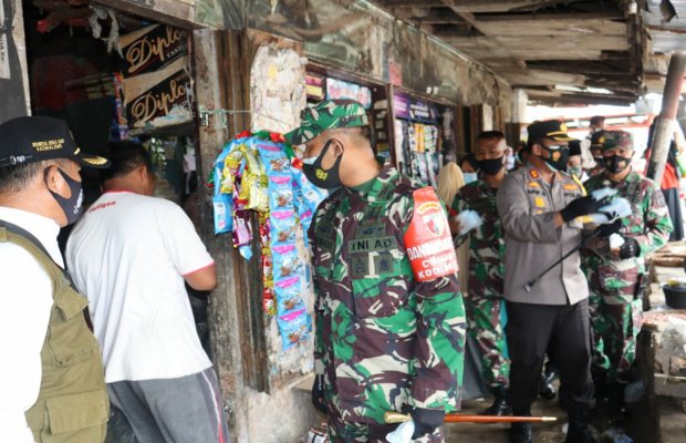 Foto: Dandim 0826 Bersama Kapolres Pamekasan Saat Bagikan Masker di Pasar Blumbungan