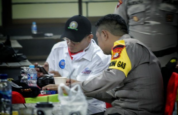 Foto: Budi bersama Doni saat diskusi