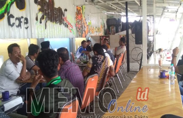  Foto : Rapat pertanggung jawaban Forsa Hebat di salah satu cafe di Sampang