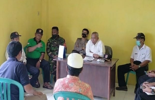 Foto : Suasana mediasi yang di gelar di kantor desa sempolan, Jember.