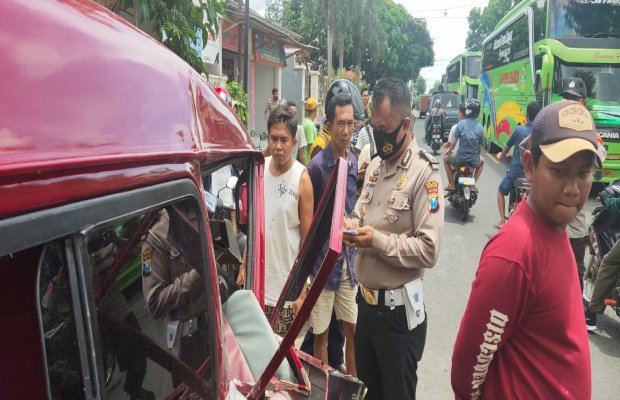 Foto: Tampak Kondisi Mobil Yang Penyok di Lokasi Terjadi Laka