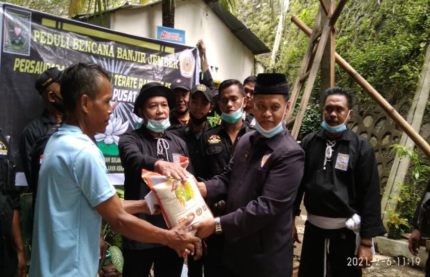 Foto : Kepala Cabang PSHT Jember memberikan bansos ke dampak banjir
