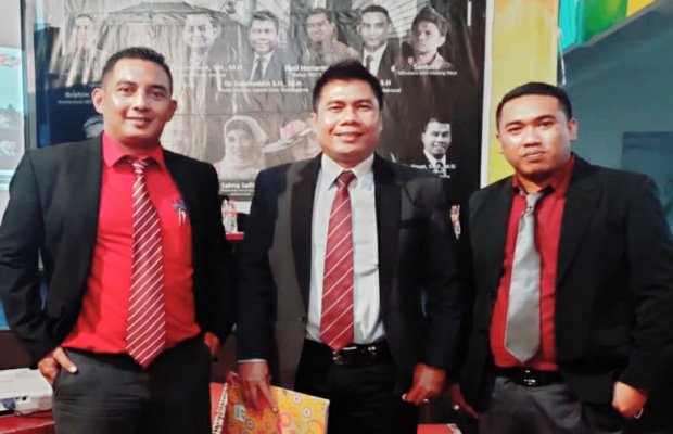 Foto: Dari kiri : Suwito, S.H. Dr. Solehoddin, S.H.,M.H dan Bahrul Ulum, S.H.