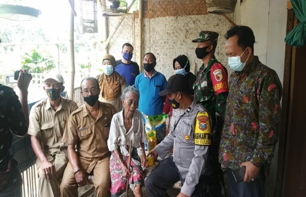 Foto: Dinsos Pamekasan Saat Berikan Bansos Pada Ibu Rabbiya
