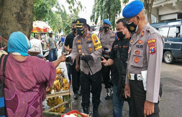 Foto: Kapolres Pamekasan Saat Bagikan Masker Gratis Bersama Rekan PIJP