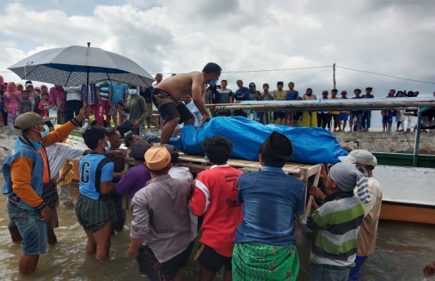 Foto: korban nelayan tenggelam saat dievakuasi