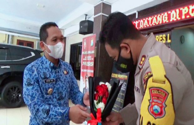 Foto: Bupati Lumajang H. Thoriqul Haq memberikan buket bunga pada Kapolres Lumajang AKBP Eka Yekti Hananto Seno