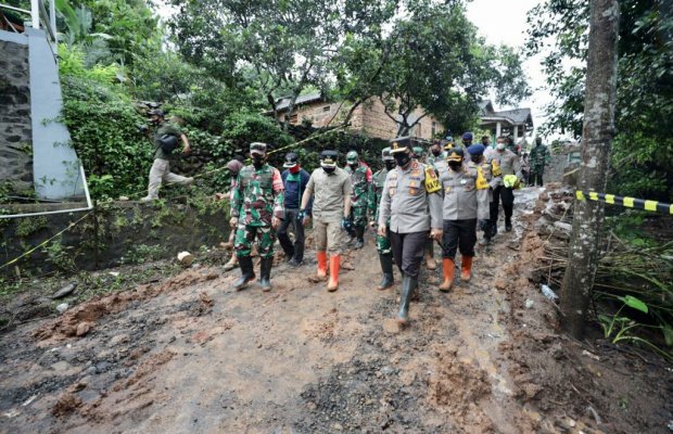 Foto: Pangdam V Brawijaya dan Kapolda Jatim saat meninjau Lokasi Tanah Longsor di Desa Ngetos