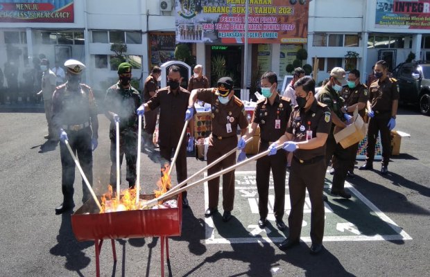 Foto : Musnahkan barang dengan cara  dibakar di halaman Kejari  kota Jember