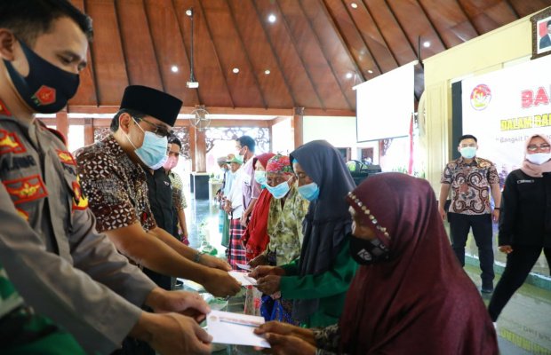 Foto: Sekda Pamekasan, Totok Hartono dan Wakapolres Secara Simbolis Berikan Santunan Kepada Lansia