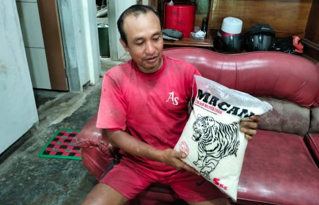Foto : salah satu warga penerima bansos di desa Sukosari, Jember