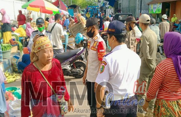 Foto : Petugas gabungan saat menertibkan PKL yang membandel