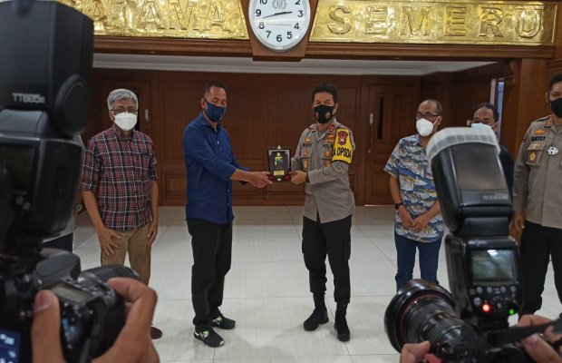 Foto: Kapolda Jatim bersama Ketua PWI Jawa Timur seserahan cendramata usai audiensi