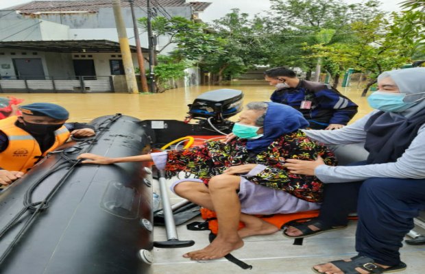 Foto: Saat mengevakuasi korban banjir