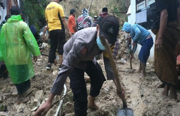 Foto: petugas dan masyarakat bergotong melakukan pencarian korban longsor