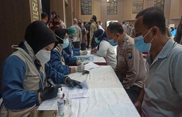 Foto: Suasana proses vaksinasi di Mapolda Jatim