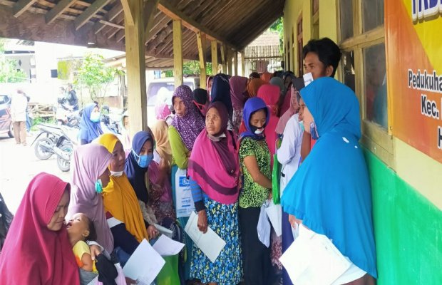 Foto : Warga berkerumun di SDN I Sumber Ketempa Untuk mendapatkan kartu BPNT