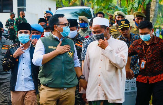 Foto: Bupati Pamekasan, H. Baddrut Tamam Saat Turun Langsung Kelokasi Longsor Ponpes Annidhamiyah.