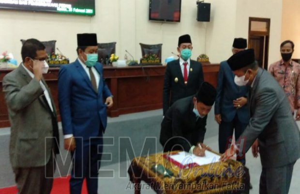 Foto : Penandatanganan pengesahan raperda perlindungan dan pemberdayaan petani