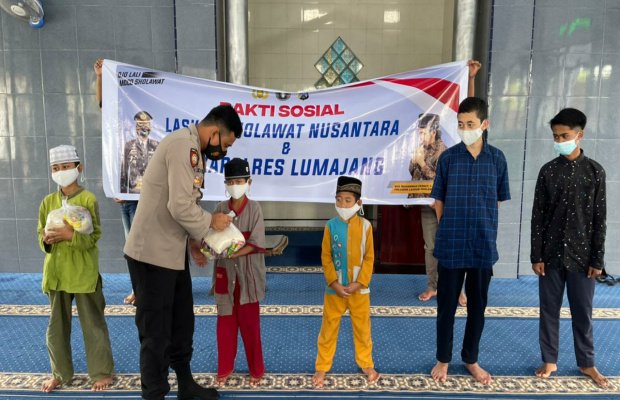 Foto: Kapolres Lumajang AKBP Eka Yekti Hananto Seno memberikan santunan