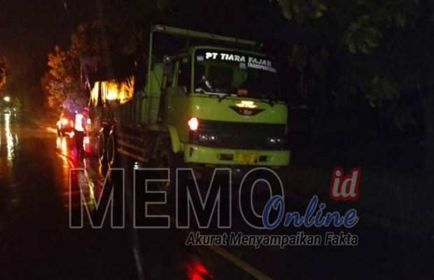 Foto : Polisi mendatangi TKP laka lantas di jalan raya Masaran Sampang